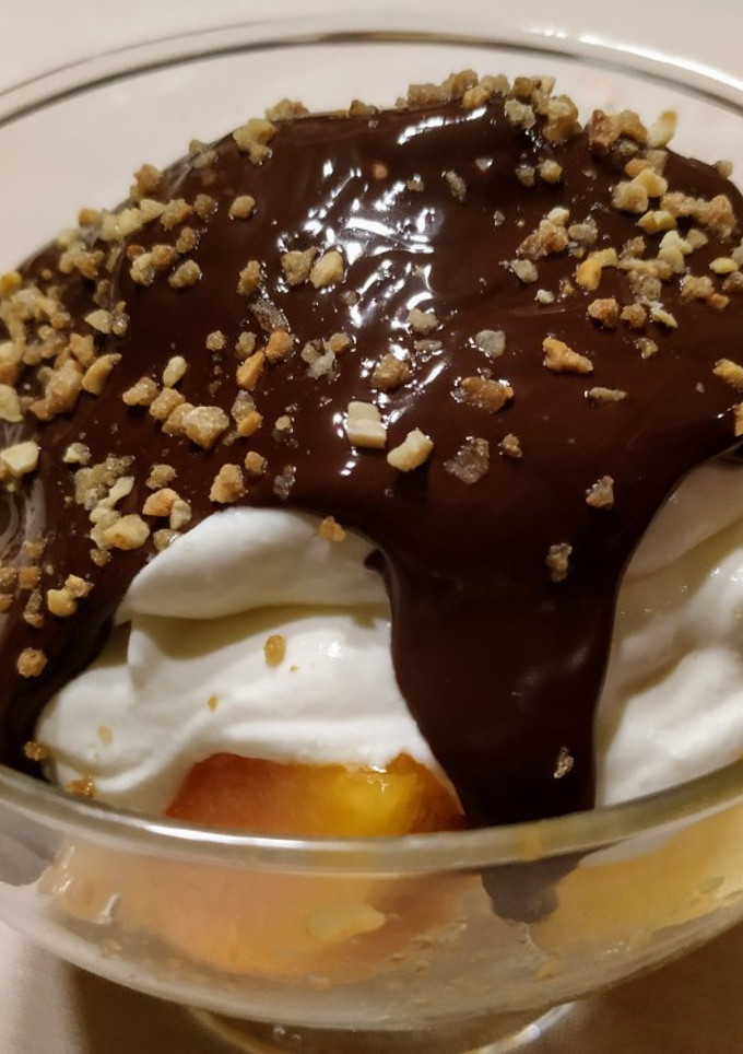 Una foto de Copa de papaya con nata y chocolate fundido
