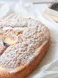 Bolo de canela com swirl de cheesecake de amora
