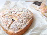 Bolo de canela com swirl de cheesecake de amora