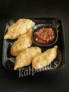 चिकन मोमोज (chicken momos recipe in marathi) रेसिपी चे मुख्य फोटो