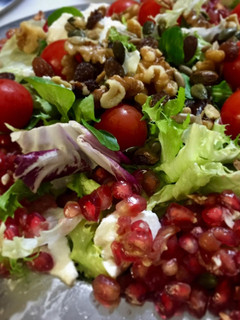 Una foto de Ensalada navideña con frutos secos y granada