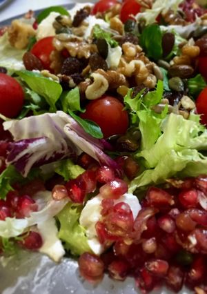 Una foto de Ensalada navideña con frutos secos y granada