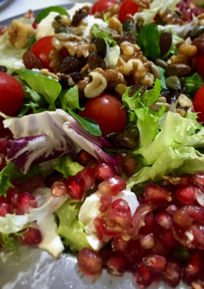 Una foto de Ensalada navideña con frutos secos y granada