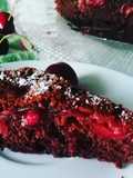 Torta al latte caldo con ciliegie