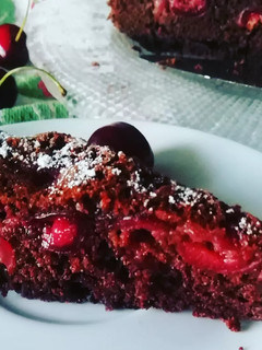 Foto di Torta al latte caldo con ciliegie
