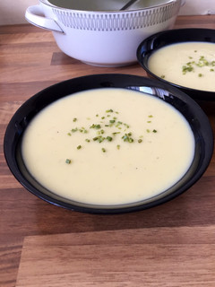 Una foto de 🇫🇷Vichyssoise o crema de puerros fría🇫🇷