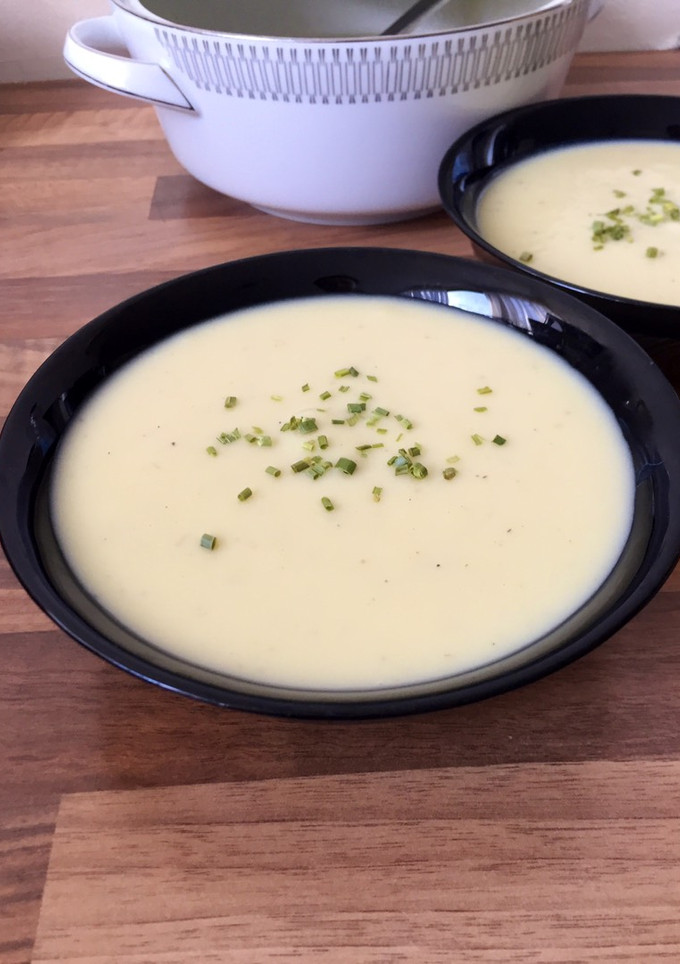Una foto de 🇫🇷Vichyssoise o crema de puerros fría🇫🇷