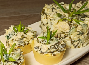 Фото Салат с морской капустой и курицей. Подача в сырных тарталетках.