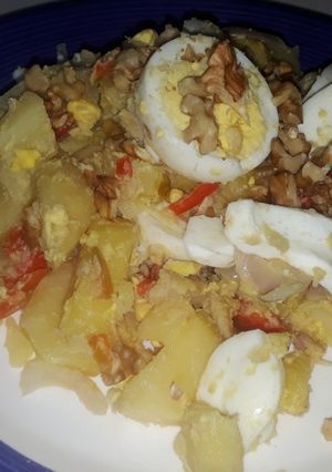 Una foto de Ensalada de papas, huevo y bacalao🍲