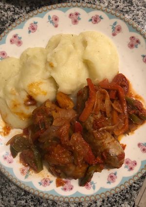 Una foto de Chori a la pomarola 🤗 con puré !