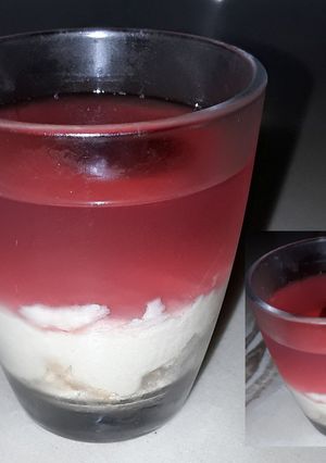 Φωτογραφία της συνταγής Ανάλαφρο γλυκό ψυγείου με ζελέ-κρέμα σε ποτήρι