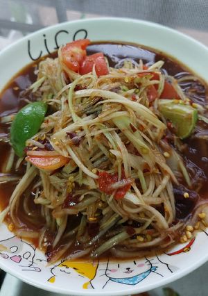 A picture of Som Tum Pla Ra Nua (Thai Papaya Salad with Fermented Fish Sauce).