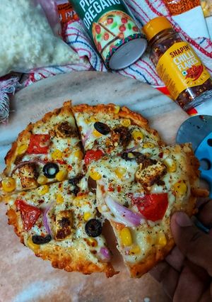 পনির টিক্কা পিজ্জা(paneer tikka pizza recipe in Bengali) রেসিপির প্রধান ছবি