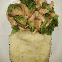รูปของ Mashed Potato with Brokoli Ayam Saus Tiram (MENU DIET)