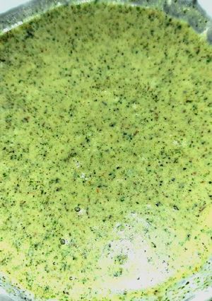 A picture of Green chutney.