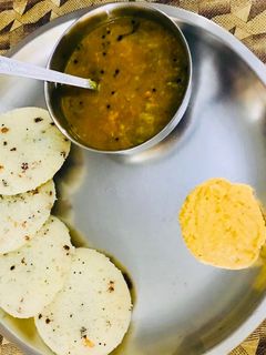 मसाला रवा इडली (masala rava idli recipe in Hindi) रेसिपी मुख्य फोटो