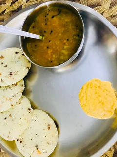 मसाला रवा इडली (masala rava idli recipe in Hindi) रेसिपी मुख्य फोटो