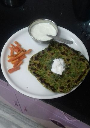 A picture of Palak parantha.