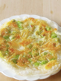 A picture of 5-Minute Crispy Rice Paper with Edamame and Cheese.