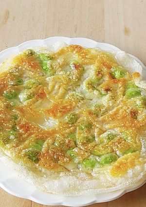A picture of 5-Minute Crispy Rice Paper with Edamame and Cheese.