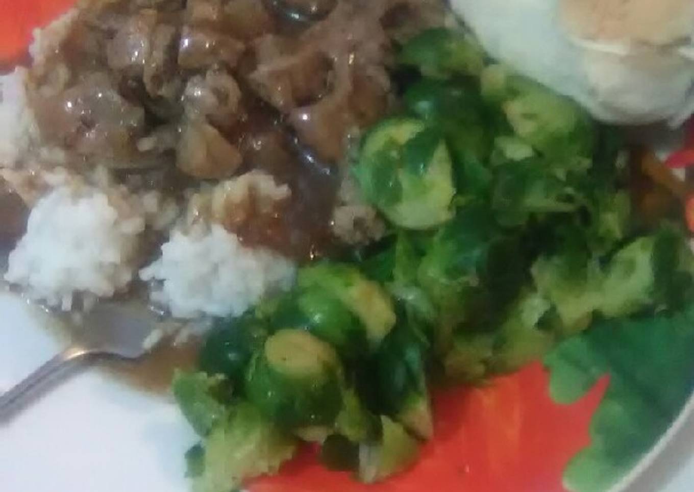Pork և onion sticks on white rice