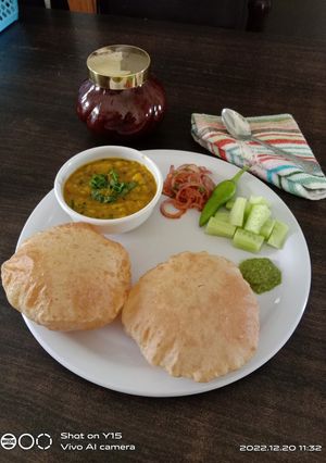 પૂરી ભાજી (Poori Bhaji Recipe In Gujarati) રેસીપી મુખ્ય ફોટો