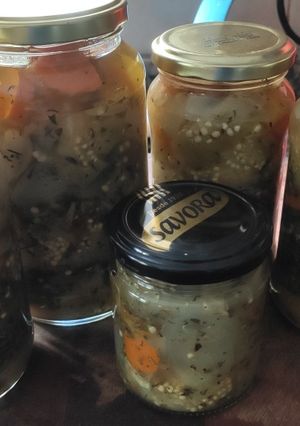 Una foto de Berenjenas y verduras en escabeche