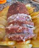 Rolo de carne recheada com batatas no forno
