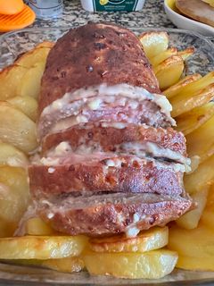 Foto de Rolo de carne recheada com batatas no forno