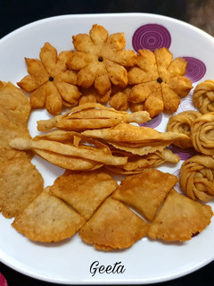 मल्टी शेप आटे की पापड़ी(Multi shaped aate ki papdi recipe in Hindi) रेसिपी मुख्य फोटो