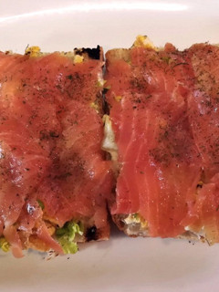 Una foto de Tostas de salmón