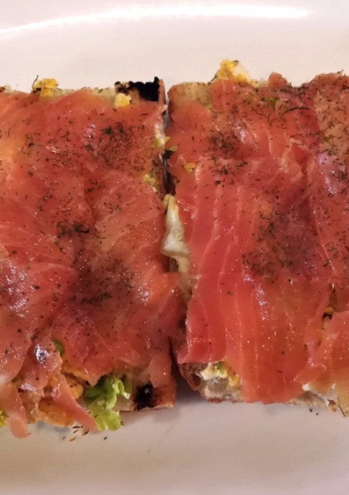 Una foto de Tostas de salmón