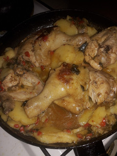 Una foto de • Pollo con papas 🥔🍗 •