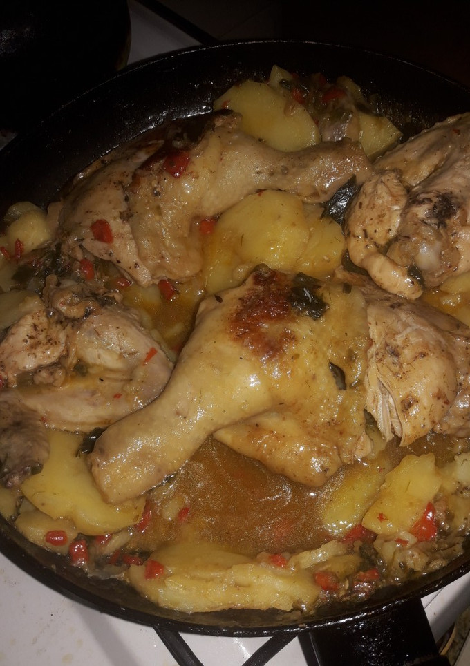 Una foto de • Pollo con papas 🥔🍗 •