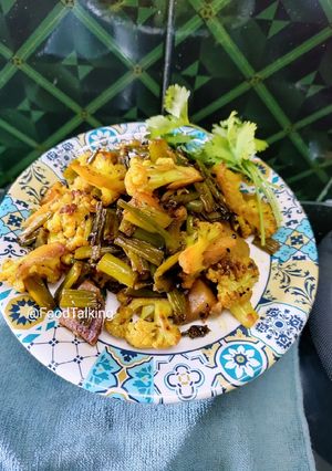 A picture of Cauliflower (Govi) Aloo Fry with Onion Flowers.