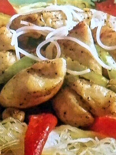 Una foto de Pollo picante con fideos de arroz