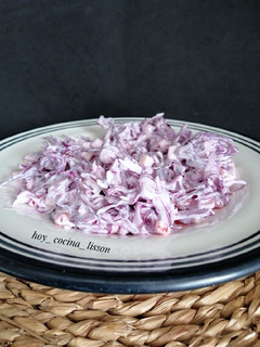 Una foto de Ensalada de lombarda con salsa de yogurt