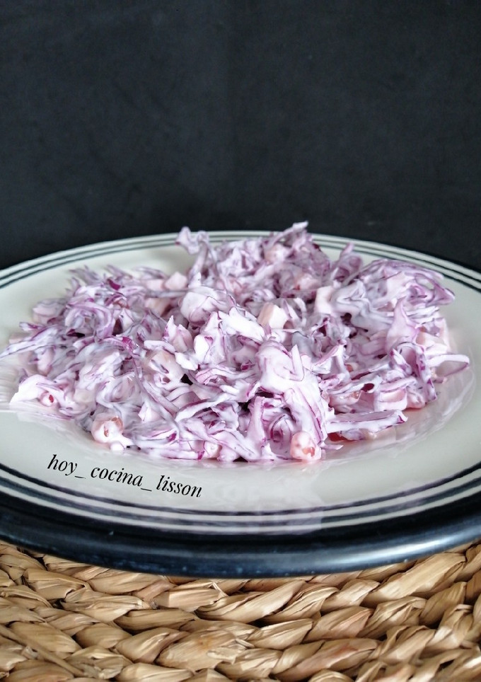 Una foto de Ensalada de lombarda con salsa de yogurt