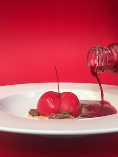 Una foto de Gazpacho de cerezas con pistachos, anchoas y parmesano 🔥🔥🔥