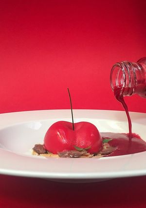 Una foto de Gazpacho de cerezas con pistachos, anchoas y parmesano 🔥🔥🔥