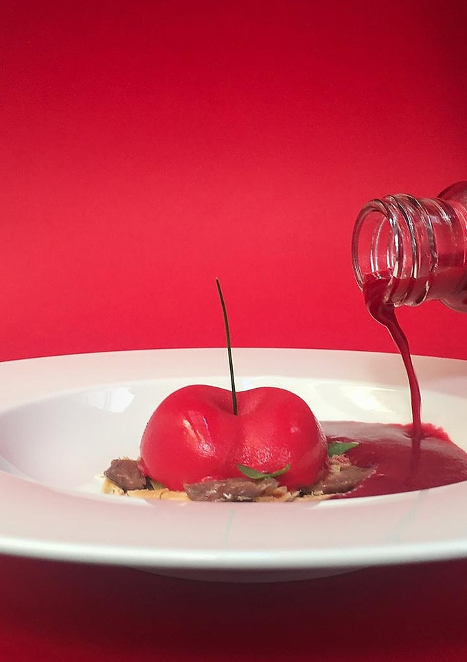 Una foto de Gazpacho de cerezas con pistachos, anchoas y parmesano 🔥🔥🔥