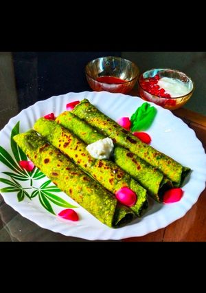 पालक पराठा (palak paratha recipe in marathi) रेसिपी चे मुख्य फोटो 