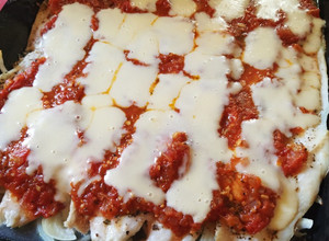 Una foto de Filet de merluza a la pizza