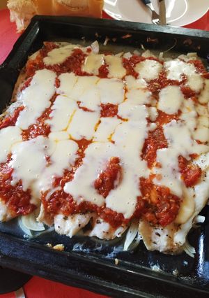 Una foto de Filet de merluza a la pizza