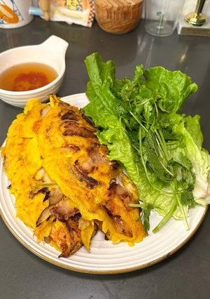A picture of Vietnamese Crepe (Bánh Xèo).