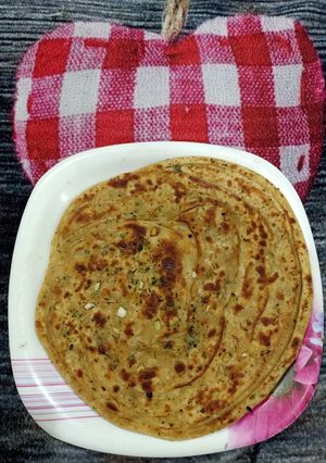 गार्लिक पराठा (Garlic paratha recipe in hindi) रेसिपी मुख्य फोटो