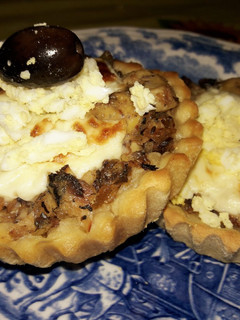 Una foto de Tarteletas de sardina con cebolla caramelizada