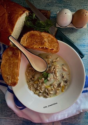 A picture of Creamy Cheesy White Chicken Soup.