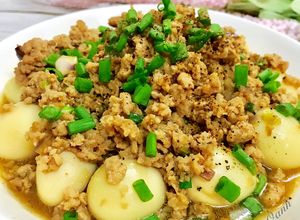 Hình của món Trứng Cút Xốt Thịt Bằm.