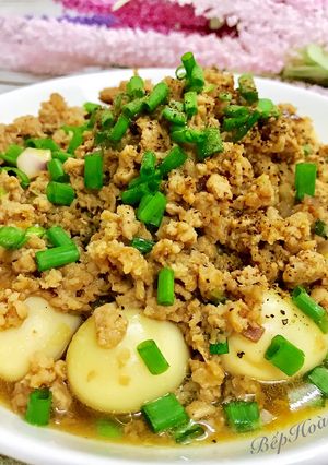Hình của món Trứng Cút Xốt Thịt Bằm.